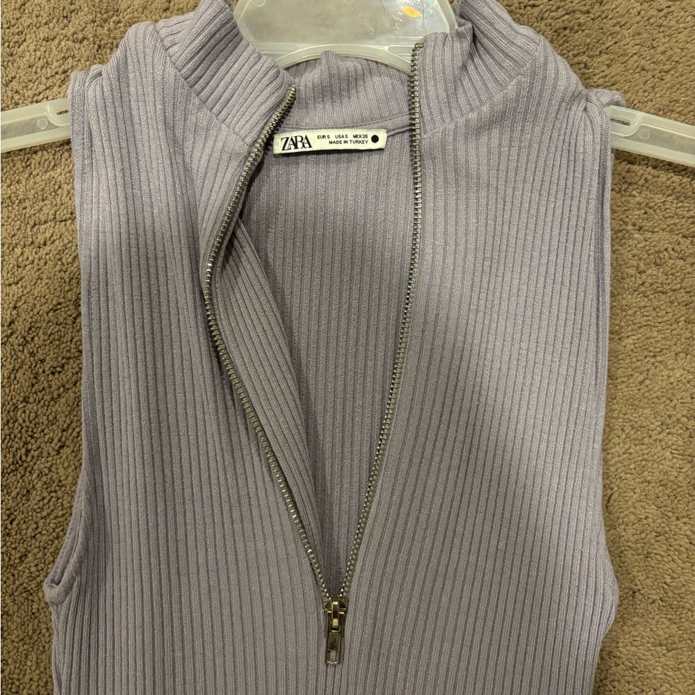 Zara Ribbed Zip-Up Sleeveless Top in Gray
